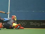 La jugadora española de hockey hierba Gloria Comerma (i) y la portera María Jesús Rosa (c) observan el gol anotado por la china Hui Cheng (d). (EFE)