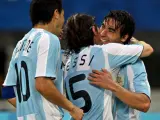 El jugador argentino Ezequirl Lavezzi (d) celebra con sus compañeros Lionel Messi y Juan Román Riquelme el gol ante Nueva Zelanda. (EFE)