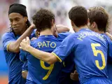 Ronaldinho se abraza con sus compañeros. (EFE)