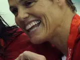 Dara Torres posa con su medalla de plata en el 4x100 libres, la décima en su palmarés (REUTERS)