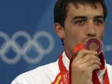 El tirador español José Luis Abajo besa su medalla de bronce en la competición individual de espada de los Juegos 2008 (EFE).