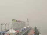 El faro del área olímpica de vela, bajo una densa neblina en Qingdao (EFE).