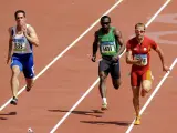 El español Ángel David Rodríguez (i), el comorano Mhadjou (c) y el checo Lukas Milo (d) compiten en la prueba clasificatoria de 100 metros. (EFE)