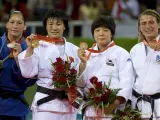 De izquierda a derecha las judocas Yalennis Castillo (Cuba-plata), Xiuli Yang (oro-china), Gyeongmi Jeong (Corea-bronce) y Stephanie Possama (Francia-bronce). (EFE)
