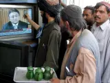 Un grupo de paquistaníes escuchan por televisión el discurso de renuncia del presidente Musharraf, en Quetta (Pakistán). EFE/W.K