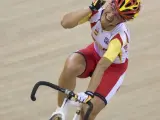 La ciclista española Leire Olaberría celebra el bronce que ganó en la prueba de puntuación femenina de Pekín 2008 (EFE)