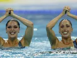 Las nadadoras de sincronizada Gemma Mengual y Andrea Fuentes en un momento de su ejercicio en la competición olímpica de dúos (Efe).
