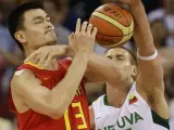Yao Ming pelea un balón. (EFE)