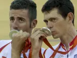 Los ciclistas Joan Llaneras (dcha) y Antonio Tauler besan sus medallas de plata en la prueba de Madison de Pekín 2008 (EFE)