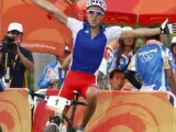 Julien Absalon entra en meta y celebra su victoria en la prueba de mountain bike de los Juegos de Pekín (REUTERS)
