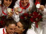 Las nadadoras del equipo español de natación sicronizada celebran la medalla de plata en la modalidad de conjuntos. (EFE)