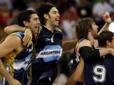 Los jugadores argentinos celebran la medalla de bronce. (EFE)