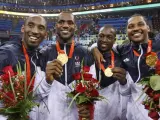 Póker de estrellas Kobe Bryant, Lebron James, Dwyane Wade y Carmelo Anthony, de izquierda a derecha, festejan su victoria en baloncesto. (REUTERS)