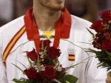 Carlos Jiménez sonríe con la medalla de plata. (EFE)