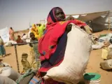 Varios refugiados en Darfur, en una foto de archivo. (ARCHIVO)