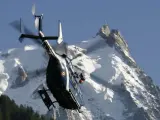 Uno de los helicópteros de Protección Civil de Francia que han participado en la búsqueda de los alpinistas desaparecidos. (REUTERS)