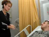 Sarah Palin visita a un soldado en Alemania (ARCHIVO / REUTERS).