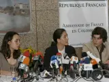 Ingrid Betancourt, en una rueda de prensa junto a sus hijo Lorenzo y Melanie Delloye, en una foto de archivo.