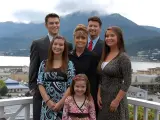 Sarah Palin, la aspirante republicana a la vicepresidencia de EE UU, junto a su familia. A la derecha de la imagen, su hija Bristol. (REUTERS).