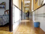 Menores internos en el Centro de Menores de Burjassot (Valencia) se encargan del mantenimiento de las instalaciones.