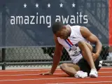 Tyson Gay se lamenta tras su caída en la prueba de cuartos de final de 200 m, en las pruebas clasificatorias de los EE UU para Pekín.