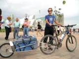Diego Ballesteros, en la Expo, con la bici con la que viajó a Pekín.