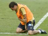 Santi Cazorla, en el momento en que se lesionó el codo en un entrenamiento con España.