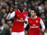 El delantero del Arsenal, Emmanuel Adebayor, celebra un gol con Cesc Fábregas.