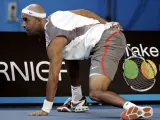El tenista estadounidense James Blake lucha por devolver una bola.