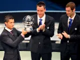 Cristiano Ronaldo recibe el trofeo al mejor delantero del año, durante el sorteo de Champions. (EFE)