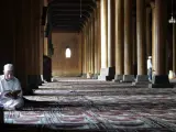 Un hombre leyendo en una mezquita.