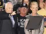 John McCain junto a su esposa en un acto de campaña.