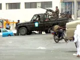 Autoridades yemeníes cortan el acceso a la calle donde se ecuentra la embajada de Estados Unidos en Saná (EFE).