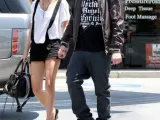 Nicole Richie pasea con Joel Madden; a la derecha, Mischa Barton (Foto: KORPA).