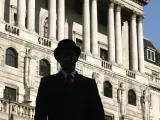 Un actor frente al Banco de Inglaterra durante un programa de televisión. (RTRPIX)