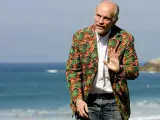 El actor estadounidense John Malkovich posa tras la rueda de prensa que ha ofrecido en San Sebastián. (EFE)