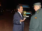 Miguel Ángel Revilla habla con un guardia civil cerca del lugar dle atentado. (REUTERS/Nacho Cubero)