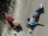Los cuerpos de dos personas asesinadas en Tijuana en el suelo. (EFE)