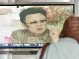 Una surcoreana ve en televisión una comparecencia del líder norcoreano, Kim Jong Il. (AP)