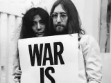 Yoko Ono y John Lennon.