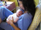 Minnie Driver con su pequeño bebé de un mes de edad. (MySpace)