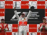 Lewis Hamilton, flanqueado y aplaudido por Felipe Massa (izq.) y Kimi Raikkonen (der.) (REUTERS)