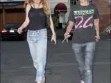 Lindsay Lohan y su novia pasean cabizbajas (KORPA).
