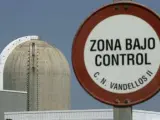 Vista de un cartel de advertencia delante de la central nuclear de Vandellós II.