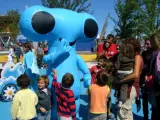 Unos niños saludan a Fluvi durante la Expo.