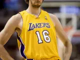 El español Pau Gasol, de los Lakers de Los Angeles, reacciona tras una jugada ante los Bobcats de Charlotte. (EFE)