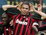 Ronaldo celebra un gol con la camiseta del Milan.