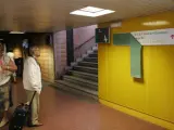 Un hombre consulta el acceso a los andenes de Cercanías en la estación de Atocha. (ARCHIVO)