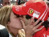 Pasión brasileña Felipe Massa besa a su mujer en Interlagos. (REUTERS)