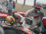 Timo Glock felicita a Lewis Hamilton tras finalizar el GP de Brasil.